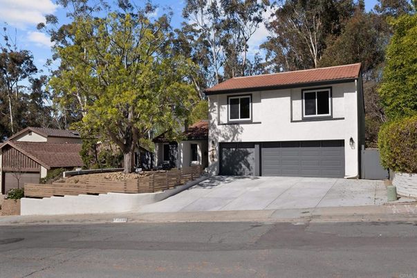 Attached, Exterior, Facade, Split Level