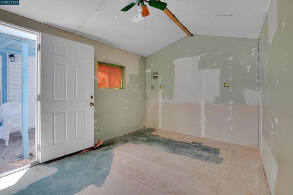 Empty room, Interior