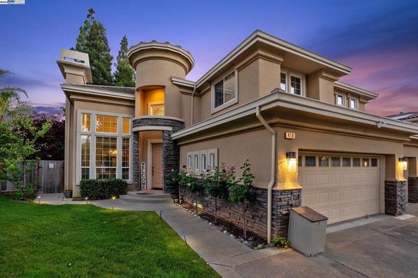 Attached, Exterior, Facade, Mediterranean