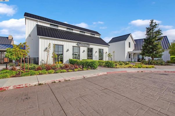 Exterior, Facade, Farmhouse