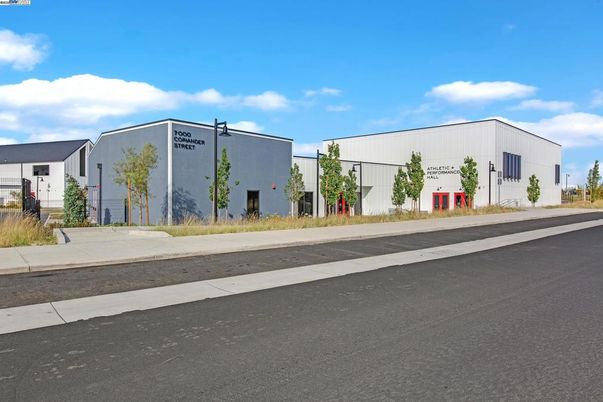 Exterior, Facade, Modern