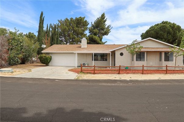Attached, Exterior, Facade, Ranch