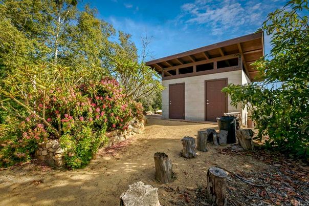 Detached Garage, Exterior