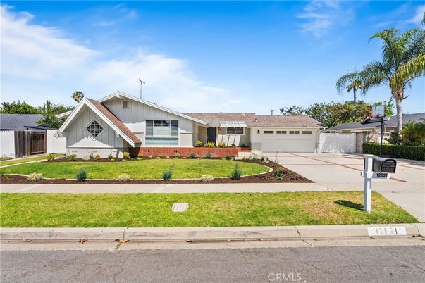 Attached, Exterior, Facade, Ranch