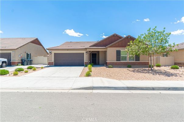 Attached, Exterior, Facade, Ranch