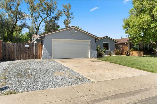 Attached, Exterior, Facade, Ranch