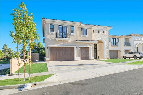 Attached, Exterior, Facade, Mediterranean