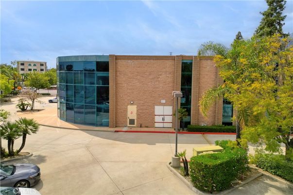 Exterior, Facade, Modern