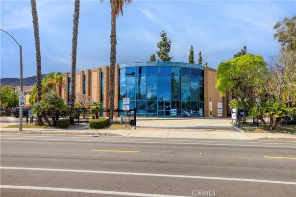 Exterior, Facade, Modern