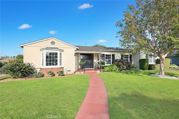 Backyard, Exterior, Facade, Ranch