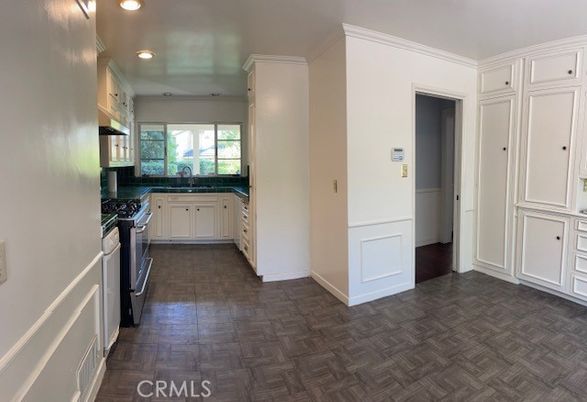 Interior, Recessed Lighting, Washer, Wood Texture Flooring
