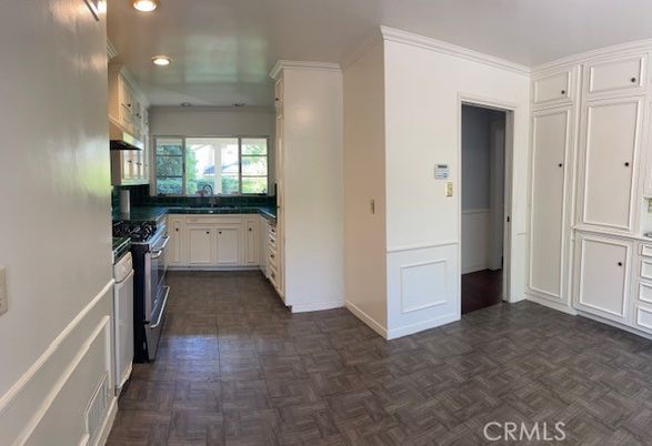 Interior, Recessed Lighting, Washer, Wood Texture Flooring