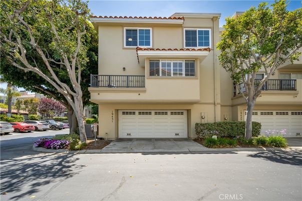 Attached, Exterior, Facade, Mediterranean