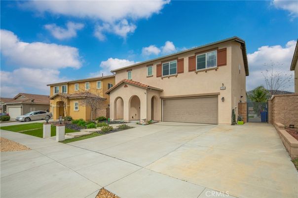 Attached, Exterior, Facade, Mediterranean