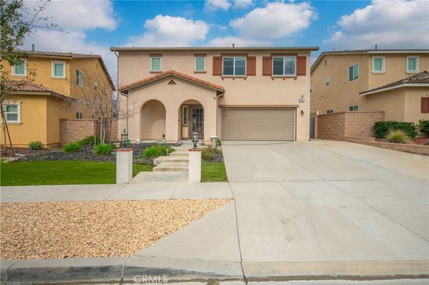 Attached, Exterior, Facade, Mediterranean
