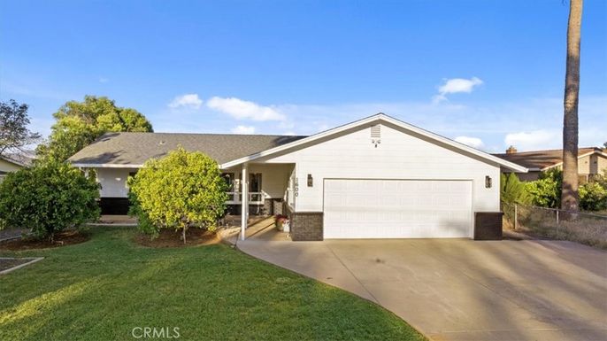 Attached, Exterior, Facade, Ranch