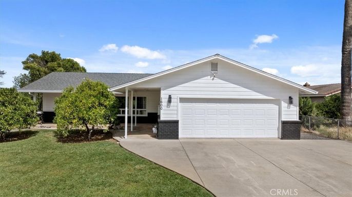 Attached, Exterior, Facade, Ranch