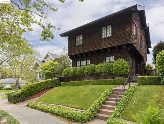 Exterior, Facade, Brick Facade, Split Level