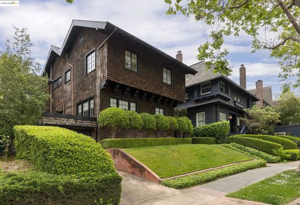 Exterior, Facade, Rowhouse