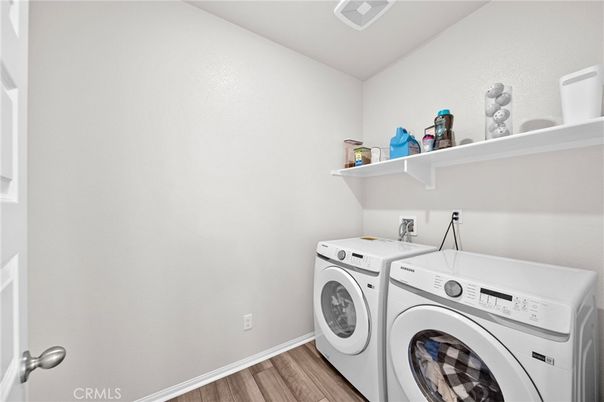 Interior, Washer, Wood Texture Flooring