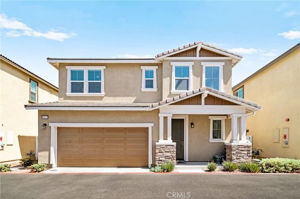 Attached, Exterior, Facade, Mediterranean