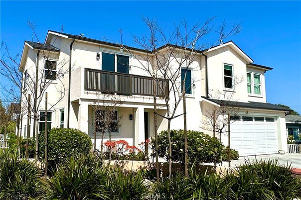 Attached, Exterior, Facade, Mediterranean
