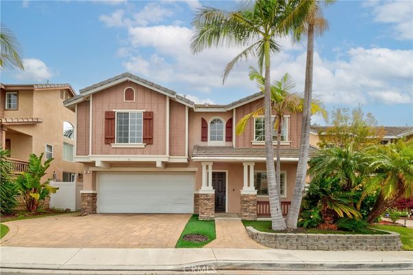 Attached, Exterior, Facade, Mediterranean