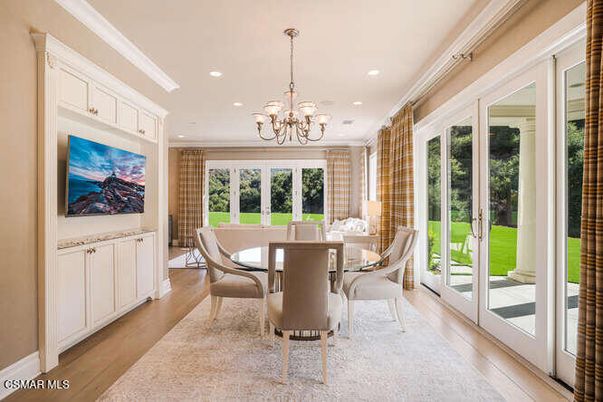 Chandelier, Dining room, Interior, Recessed Lighting, Wood Texture Flooring