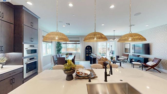 Dining room, Interior, Kitchen, Living room, Pendant Lights, Recessed Lighting, Stainless Steel Appliances