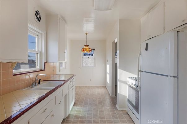 Interior, Kitchen, Pendant Lights, Tile Countertops