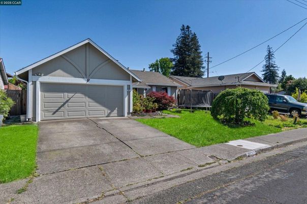 Attached, Exterior, Facade, American Craftsman