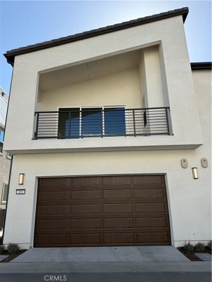 Attached, Exterior, Facade, Modern