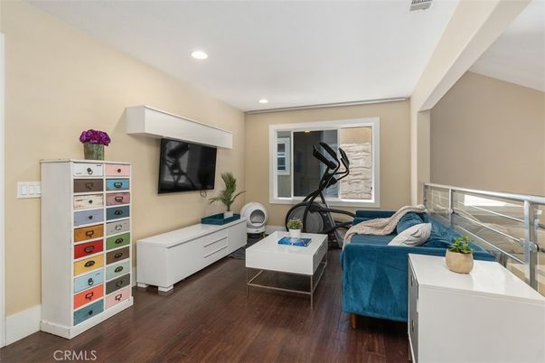 Fitness Equipment, Interior, Living room, Recessed Lighting, Wood Texture Flooring