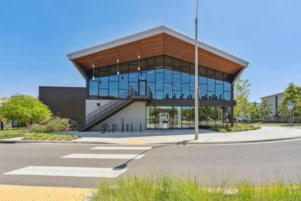 Exterior, Facade, Modern