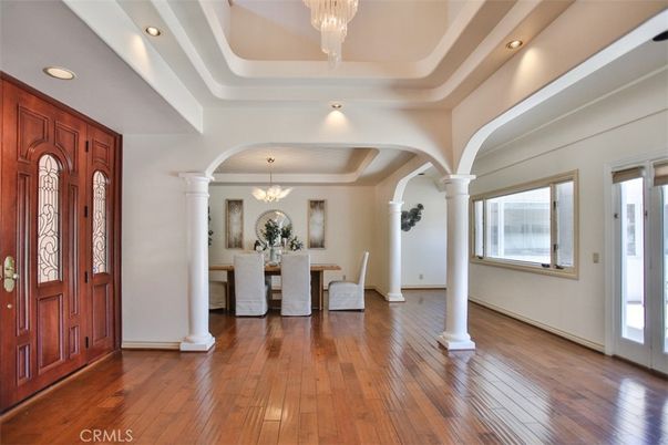 Chandelier, Dining room, Interior, Recessed Lighting, Wood Texture Flooring