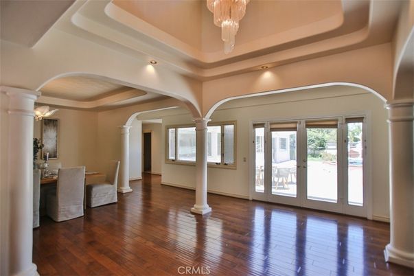 Chandelier, Dining room, Interior, Recessed Lighting, Wood Texture Flooring