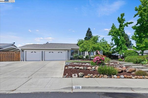Attached, Exterior, Facade, Ranch