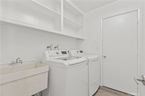 Interior, Washer, Wood Texture Flooring
