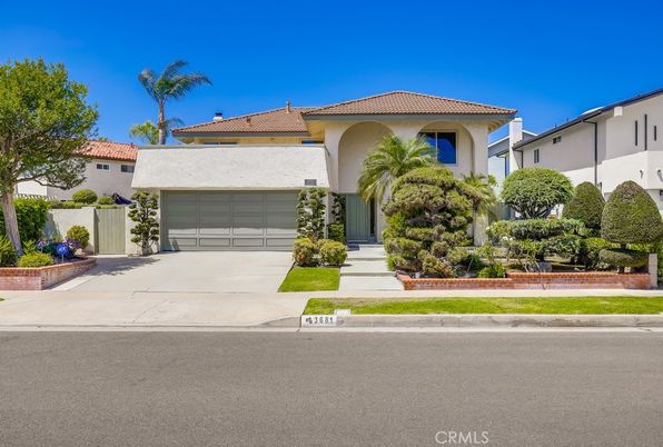 Attached, Exterior, Facade, Mediterranean