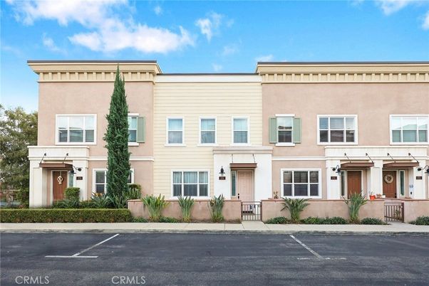Exterior, Facade, Rowhouse