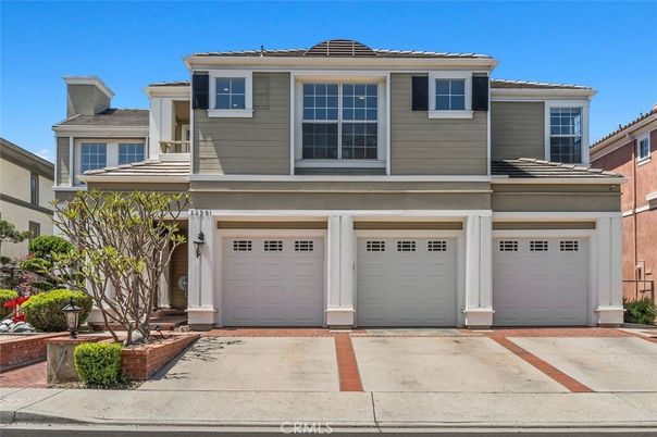 Attached, Exterior, Facade, Mediterranean