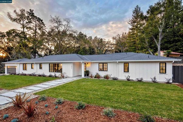 Backyard, Exterior, Facade, Ranch