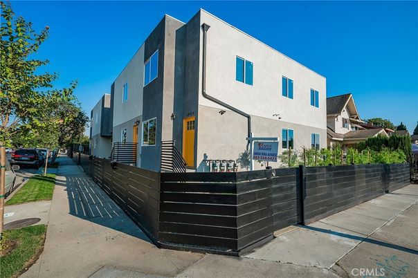 Exterior, Facade, Modern