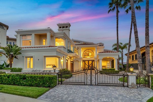 Attached, Exterior, Facade, Mediterranean