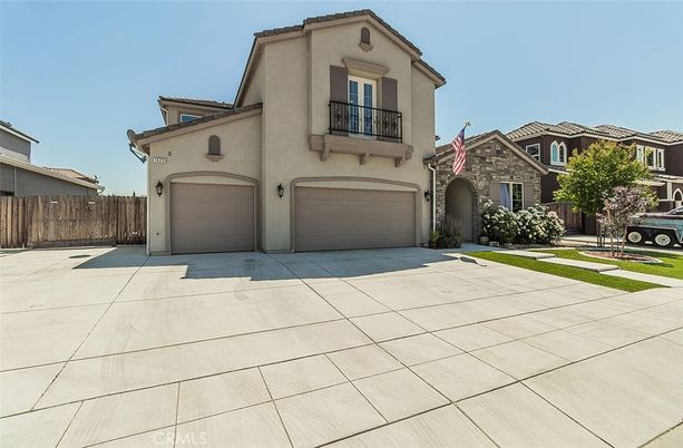 Attached, Exterior, Facade, Mediterranean