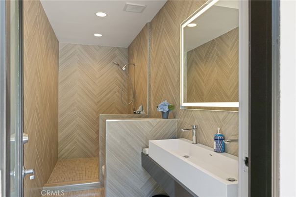 Bathroom, Interior, Recessed Lighting