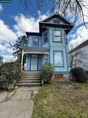 Exterior, Facade, Queen Anne Victorian