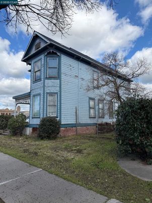 Backyard, Exterior, Facade, Queen Anne Victorian