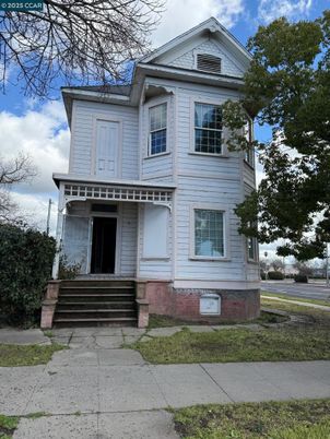 Exterior, Facade, Queen Anne Victorian