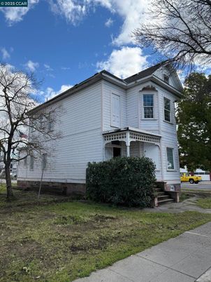 Exterior, Facade, Queen Anne Victorian